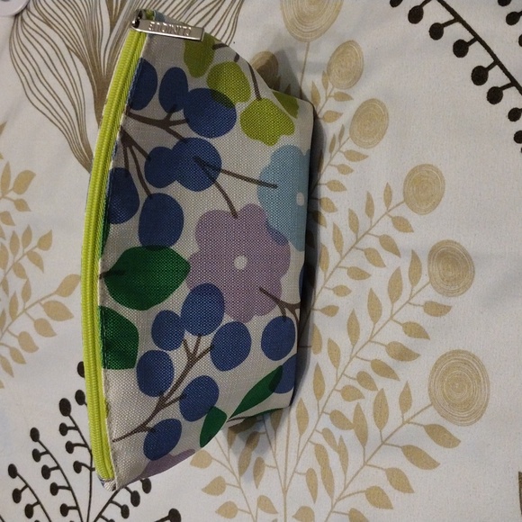 EUC Clinique Makeup Bag with Goodies - Picture 2 of 16